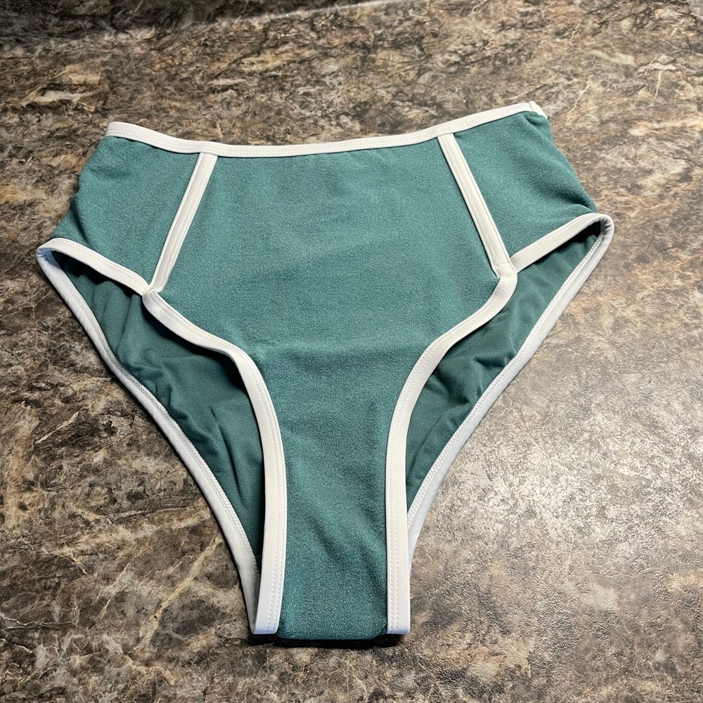 NWT Kona Sol bikini bottom in Green.Medium coverage with high waist. Various sz